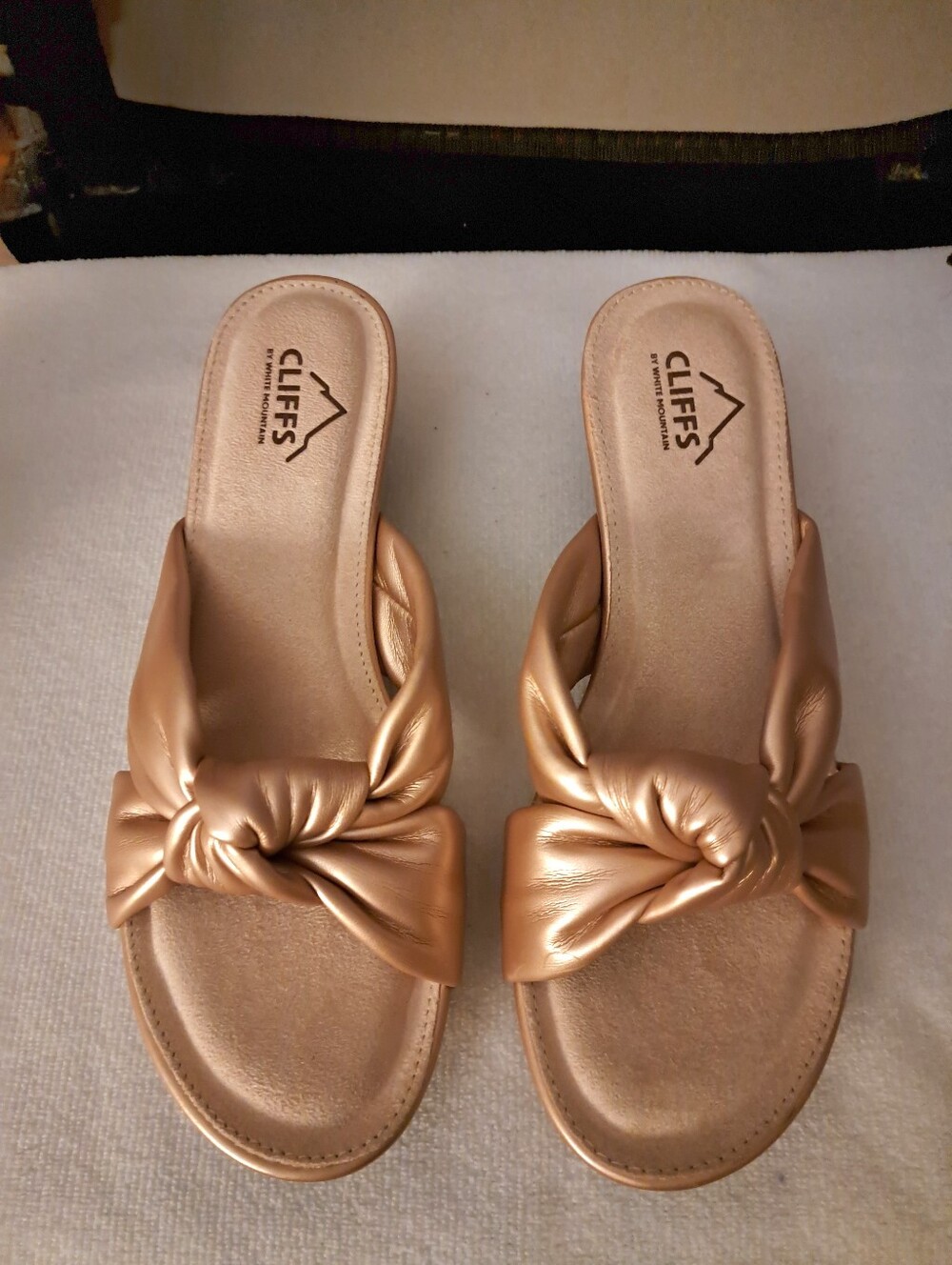 White Mountain CLIFFS candie SANDALS brand new in box ROSE GOLD size 8